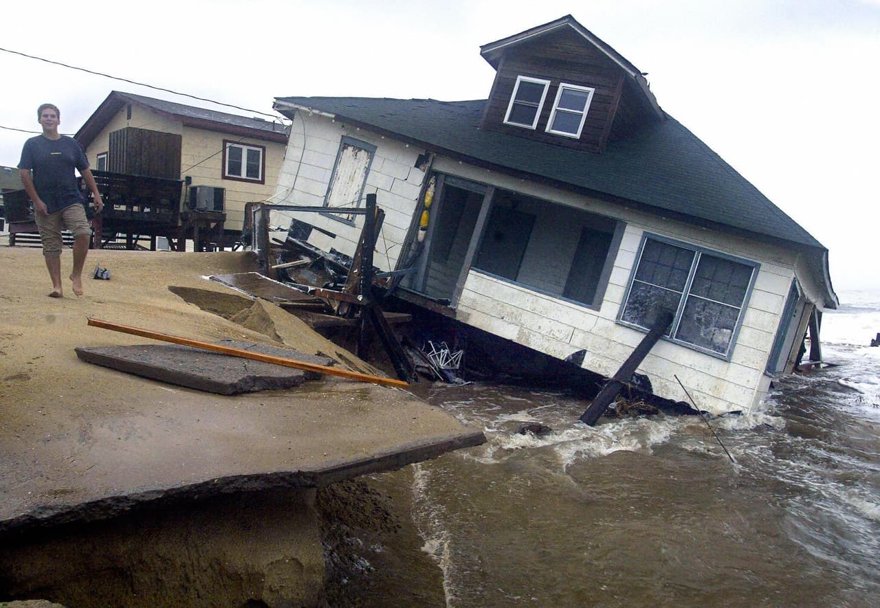 El primer huracán de categoría 5 de este siglo fue Isabel que en septiembre de 2003 dejó 17 muertos a su paso por EEUU (10 en Virginia, dos en Nueva Jersey, y uno en cada uno de los siguientes estados: Carolina del Norte, Maryland, Rhode Island y Florida). En la imagen, un hombre pasea al lado de una casa destruida en Kitty Hawk, Carolina del Norte, el 18 de septiembre de 2003.