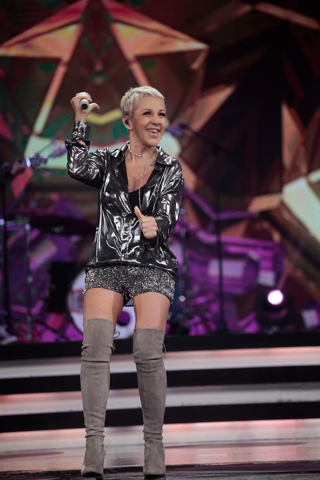Ana Torroja fue invitada a la octava gala de Pequeños Gigantes. Intérpretó 'Un año más', al lado de los cantantes de cada escuadrón