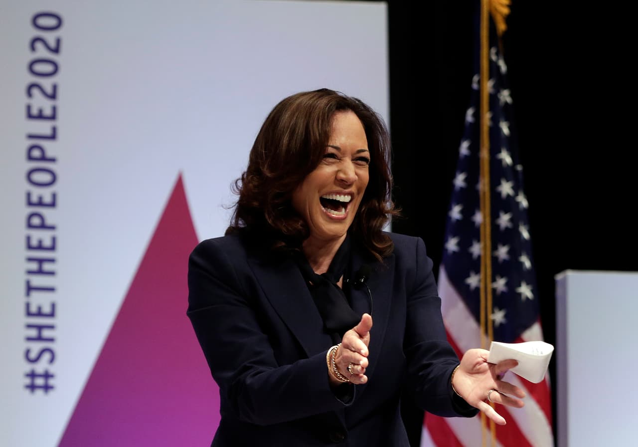 La senadora Kamala Harris devuelve el aplauso a la audiencia al momento de su participación.