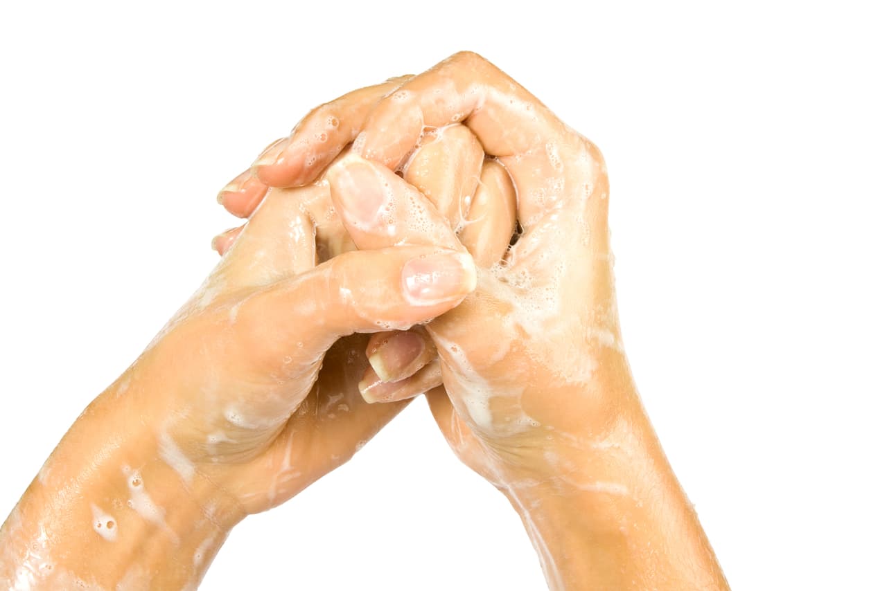 <b>Sigue las recomendaciones generales para evitar el contagio.</b> Es decir, lávate las manos con agua y jabón durante al menos 20 segundos tan seguido como puedas, evita tocarte la cara, cúbrete la boca con un pañuelo o el brazo cuando estornudes o tosas.