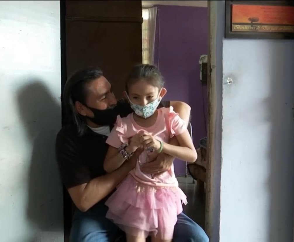 Como su hija, Ángel también mantiene un buen ánimo ante la adversidad. Y es que, si bien la pandemia lo dejó sin su trabajo como profesor y sin ingresos económicos desde hace varios meses, 
<b>ahora aprovecha el tiempo libre para estar junto a las mujeres de su vida. </b>
<br>