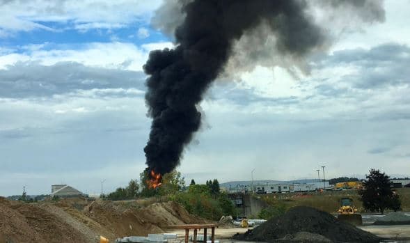 Al lugar llegaron más de dos docenas de camiones con equipo de emergencia.