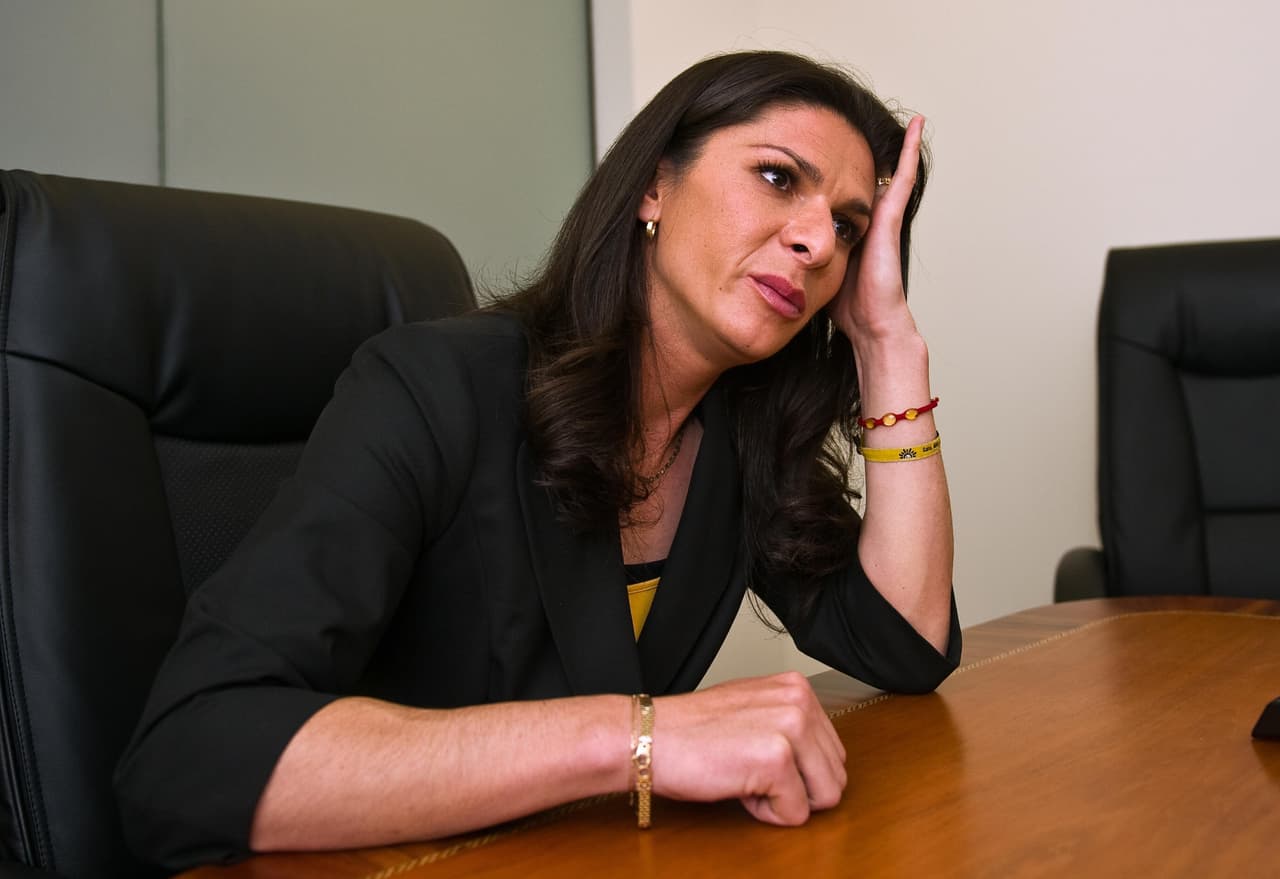 La ex corredora y aspirante a la jefatura de la delegación Miguel Hidalgo de Ciudad de México, da una entrevista a un medio de comunicación en 2009.