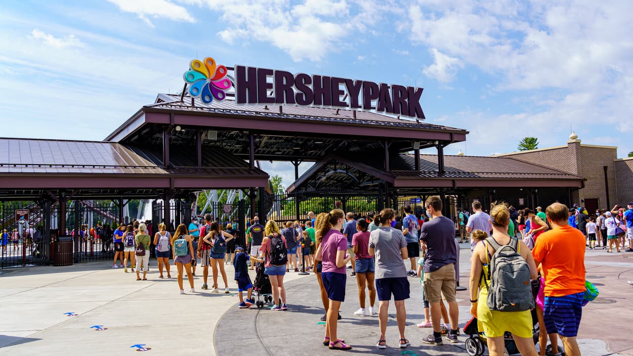 <b>Puesto 5. Hershey Park </b>
<br>
<br>Número de atracciones: 76
<br>
<br>Costo por atracción: 0.96 dólares
<br>
<br>Ubicación: Hershey, Pennsylvania
<br>
<br>Fue fundado en 1906 por Milton S. Hershey como un centro de ocio para los empleados de su fábrica de chocolate. Además de las atracciones, en verano ofrece
<a href="https://www.visithersheyharrisburg.org/things-to-do/family-fun/hersheypark/"><u>un extenso parque acuático a sus visitantes</u></a>.