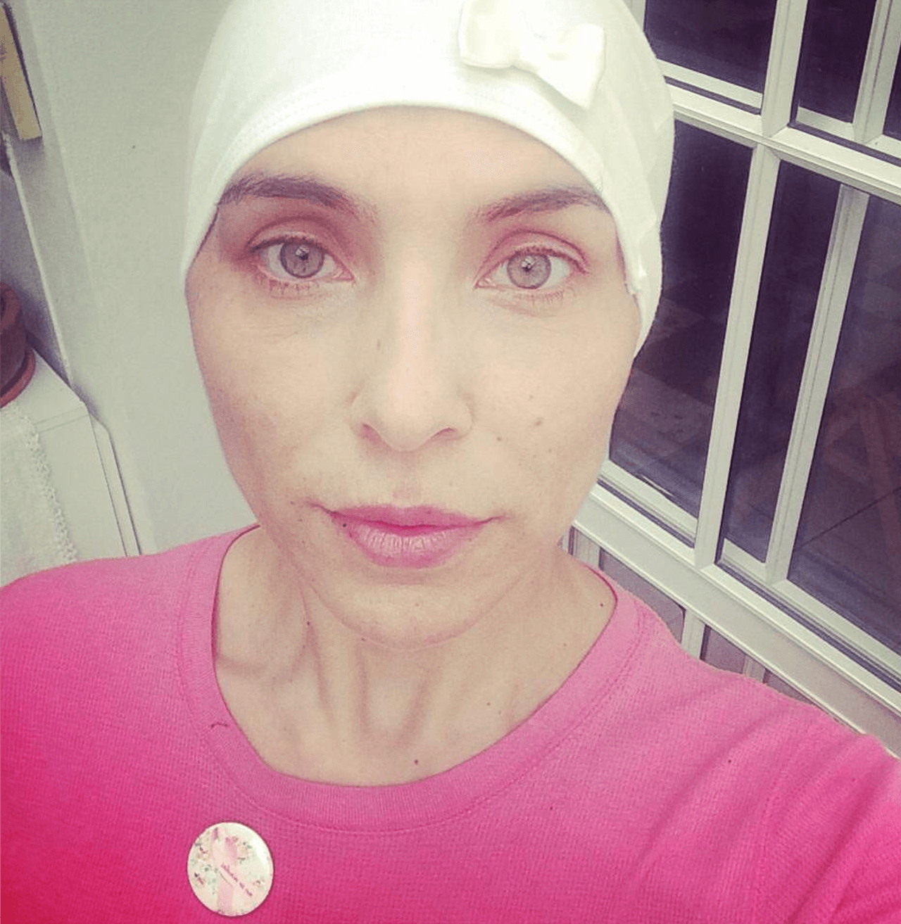 Además de las 16 quimioterapías, la actriz se sometió a ocho cirugías para la reconstrucción de los dos senos que le extirparon. También perdió el cabello, las cejas y los ovarios, por el fuerte tratamiento que recibió, el cual, logró salvarle la vida.