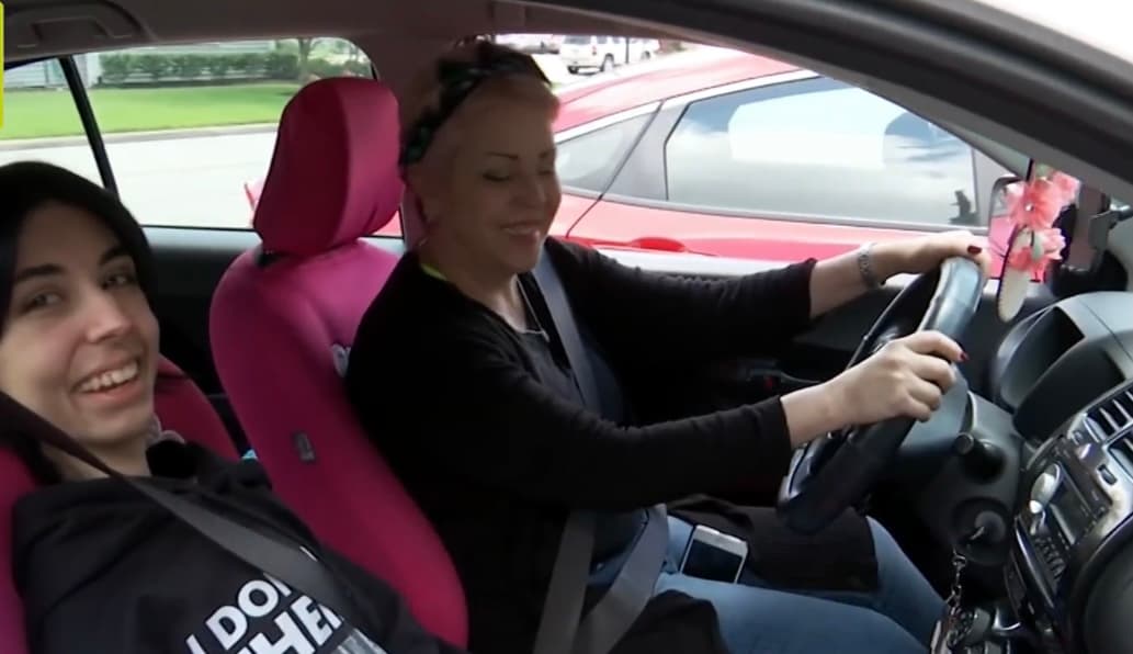 Como premio a su mentalidad positiva y luego de haberse aplicado las dos dosis de la 
<a href="https://www.univision.com/temas/vacunas">vacuna</a> contra el coronavirus, Carhen pudo salir por primera vez en un año y medio junto a su madre. 
<b>“Hay que buscar algo que te guste hacer, que te traiga paz y que ocupe tu mente”</b>, dice sonriente. 
<br>