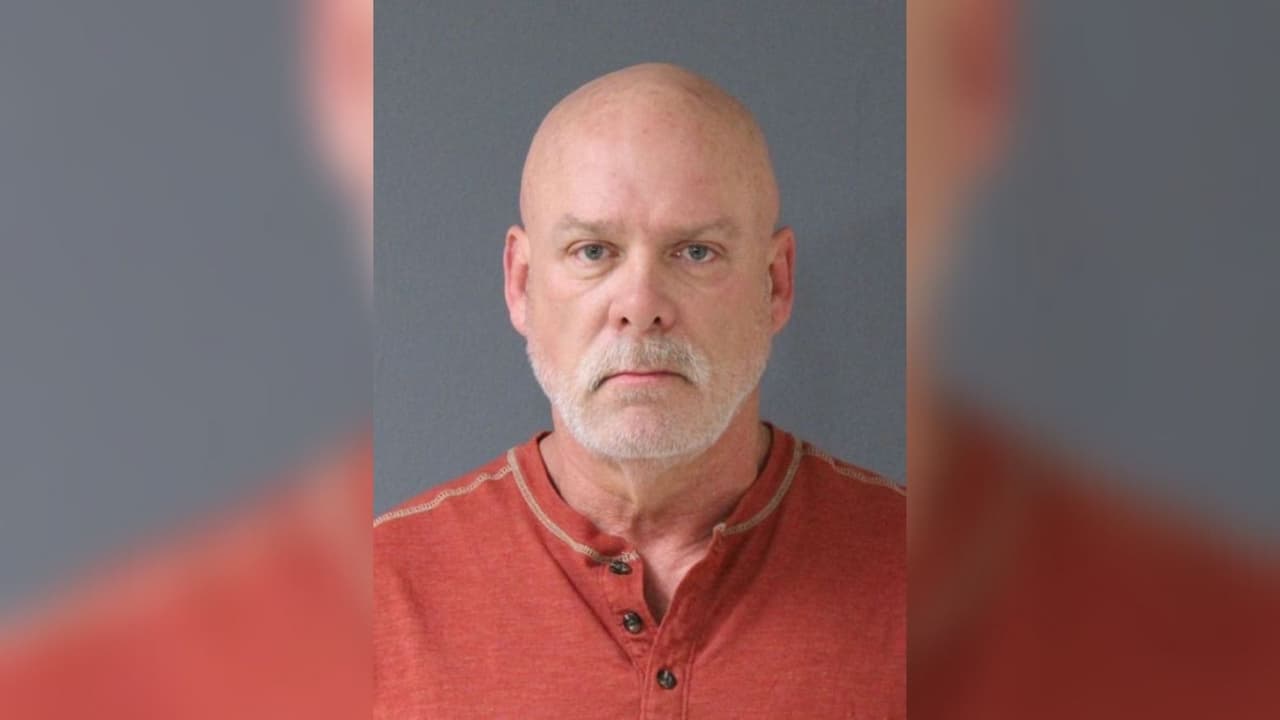 Se entrega sargento de Dallas acusado de estrangular a un hombre