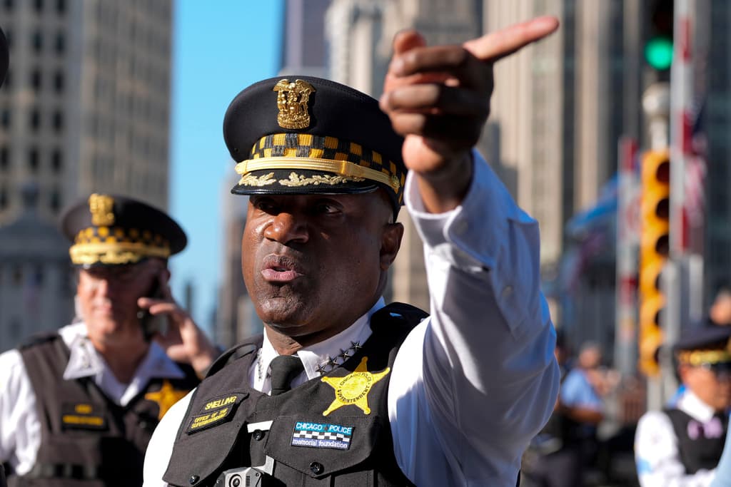 El Superintendente de Policía de Chicago, Larry Snelling, estuvo presente en una marcha por los derechos LGBTQ+.