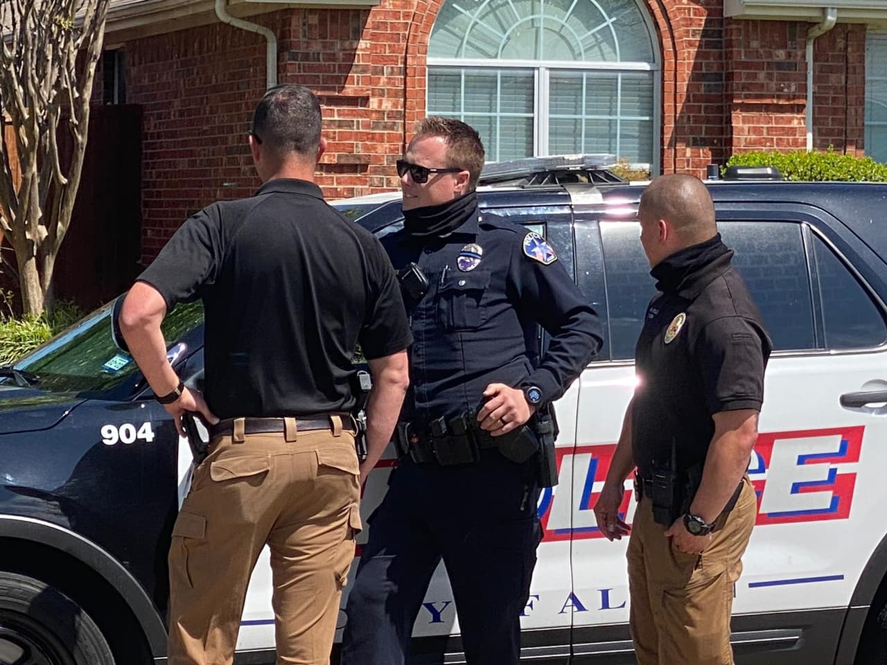 El lunes 5 de abril, la policía informó del hallazgo de 
<a href="https://www.univision.com/local/dallas-kuvn/confirman-la-muerte-de-seis-personas-en-aparente-caso-de-homicidio-suicidio-en-allen-texas-video">los cuerpos de seis personas </a>en una casa ubicada en la cuadra 1500 de Pine Bluff Drive, en la ciudad de Allen. Luego, dieron a conocer que se trataba de un homicidio - suicidio en una familia completa, originaria de Bangladesh.