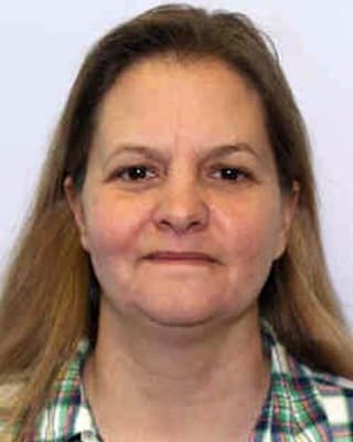 <h3 class="cms-H3-H3">Jennifer Lea Settle </h3>
<br>
<br>Esta mujer de 50 años es buscada en Carolina del Sur 
<a href="https://www.fbi.gov/wanted/parental-kidnappings/jenniferlea-settle" target="_blank">por presuntamente secuestrar a su hija McKenna Butcher</a> de 11 años. 
<br>
<br>La oriunda de Elkton (Maryland) habría hecho caso omiso a la orden de un tribunal de la familia, el cual le entregó la custodia total de McKenna a su padre. 
<br>
<br>La menor desapareció de Taylors, Carolina del Sur el pasado 25 de abril de 2019 y las autoridades creen que está en compañía de Settle. 
<br>
<br>Tras emitirse una orden de arresto estatal por interferir con la custodia, la mujer también fue acusada de fuga ilegal para evitar un enjuiciamiento, dos meses después de la desaparición de la menor. 
<br>