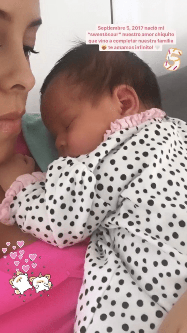 Su mami Juliana también aprovechó y le dedicó este tierno mensaje con una foto de cuando era recién nacida: "Septiembre 5, 2017 nació mi 'sweet&sour', nuestro amor chiquito que vino a completar nuestra familia. Te amamos infinito".