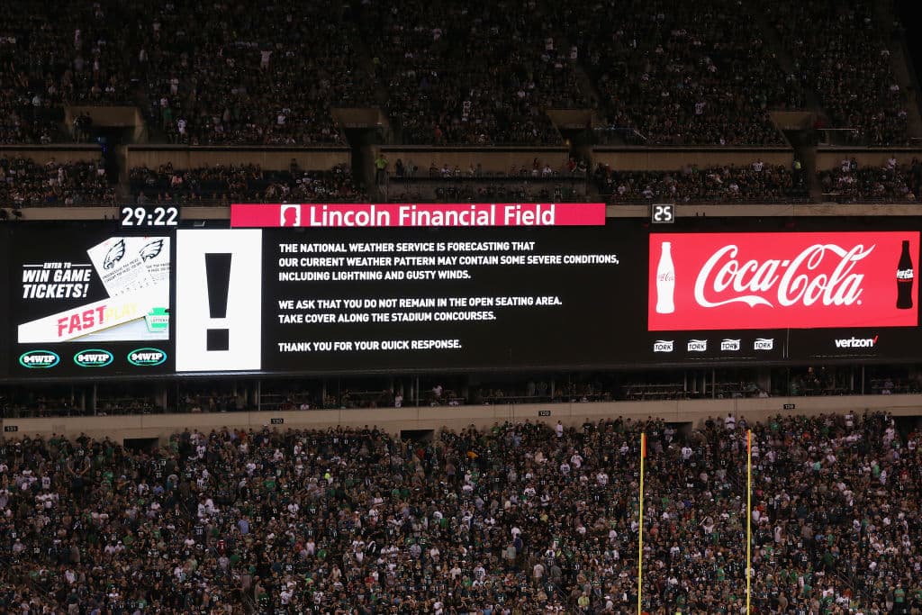 Sin embargo, el inicio del partido se tuvo que aplazar debido al clima inclemente, pues una tormenta eléctrica hizo que el arranque del juego, y de la temporada, se demoraran 55 minutos.