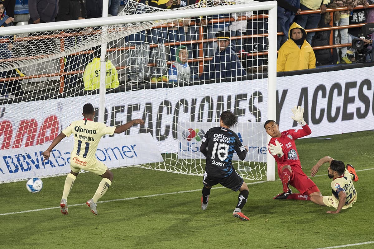 Ya en el minuto 80', Oribe Peralta (derecha) anotó el tercer gol del América, sellando el triunfo en la casa de los Tuzos.