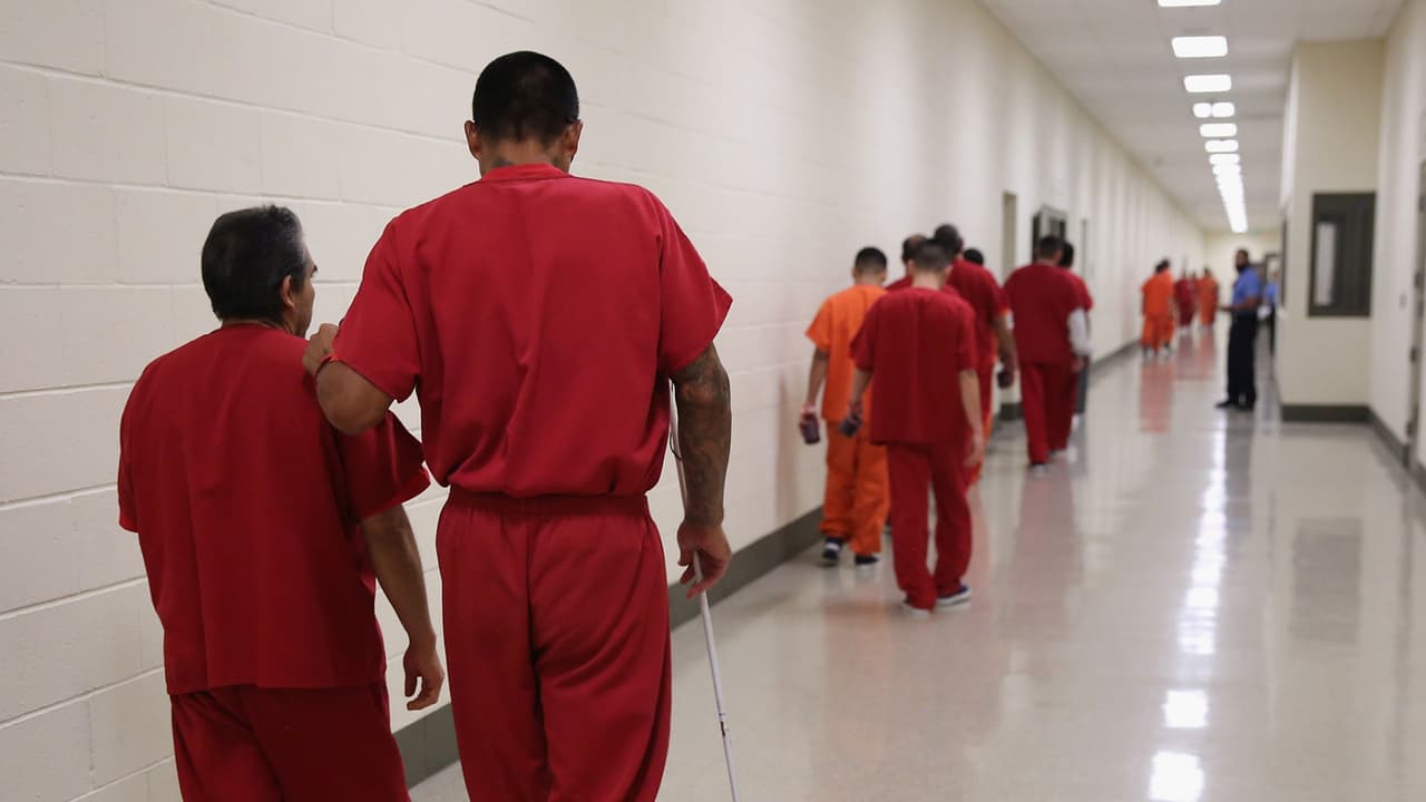 Denuncian represalias contra migrantes que reportaron haber sido rociados con potentes desinfectantes en centro de detención de ICE