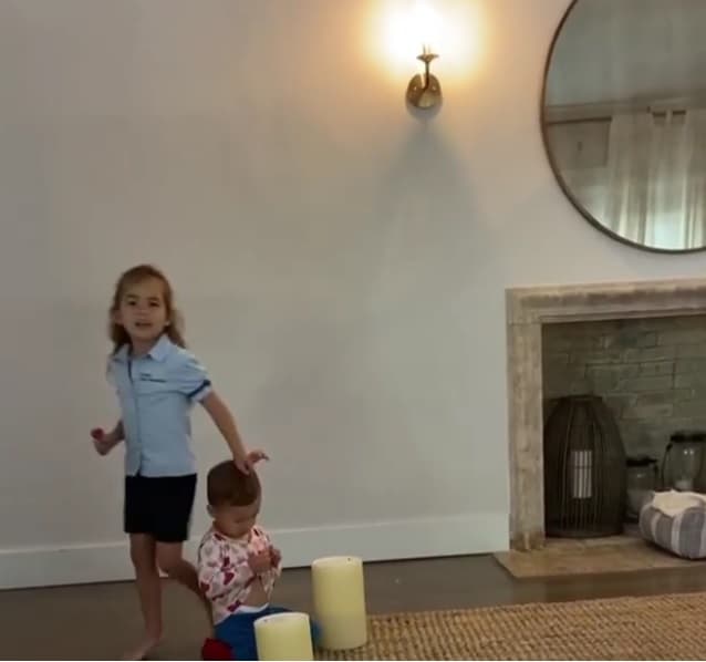 Liam y Michelle Tacher se la están pasando estupendo en esta cuarentena y su mami, Cristy Bernal, documenta los momentos especiales de sus niños. Aquí los vemos dando un concierto en la sala de su casa.