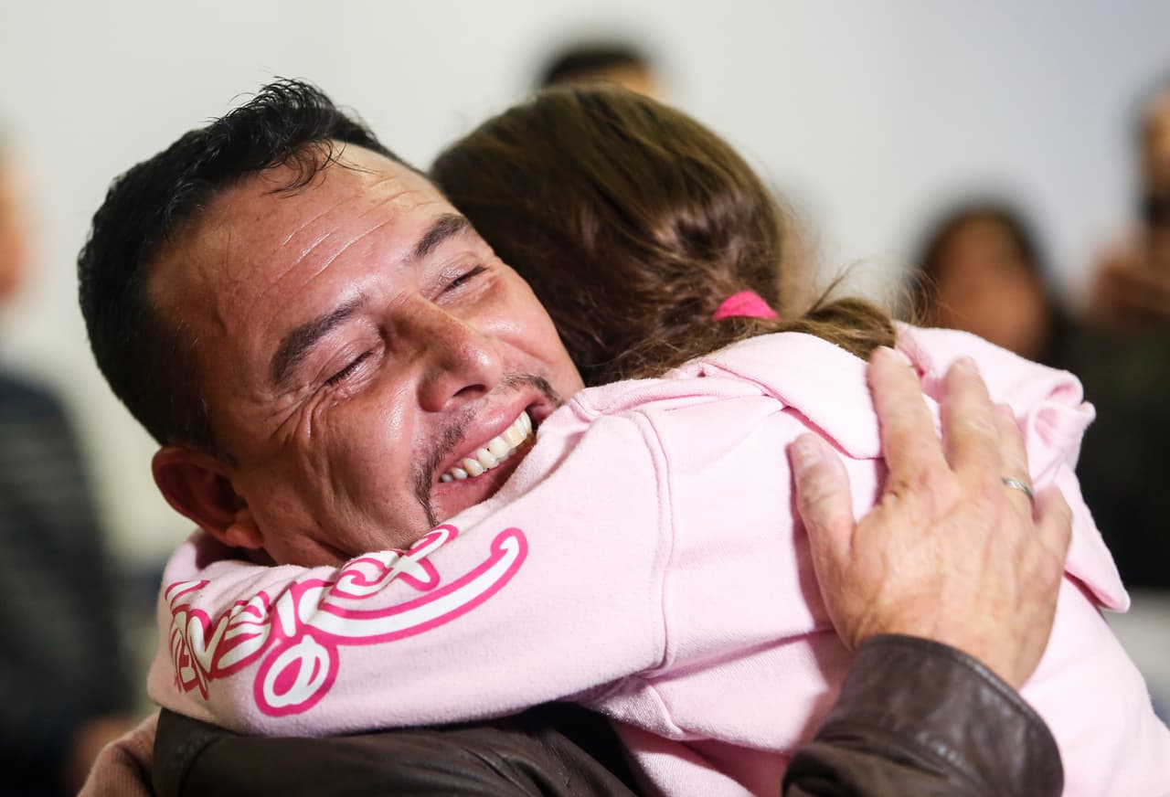 También llegó Fernando, el padre de Keyli, Andrea y Alison, que lo esperaban impacientes.
