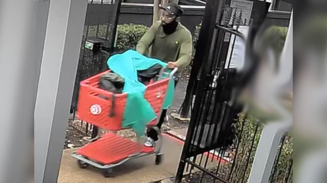 Buscan a un hombre acusado de robar armas de fuego valoradas en $10,000 en Houston