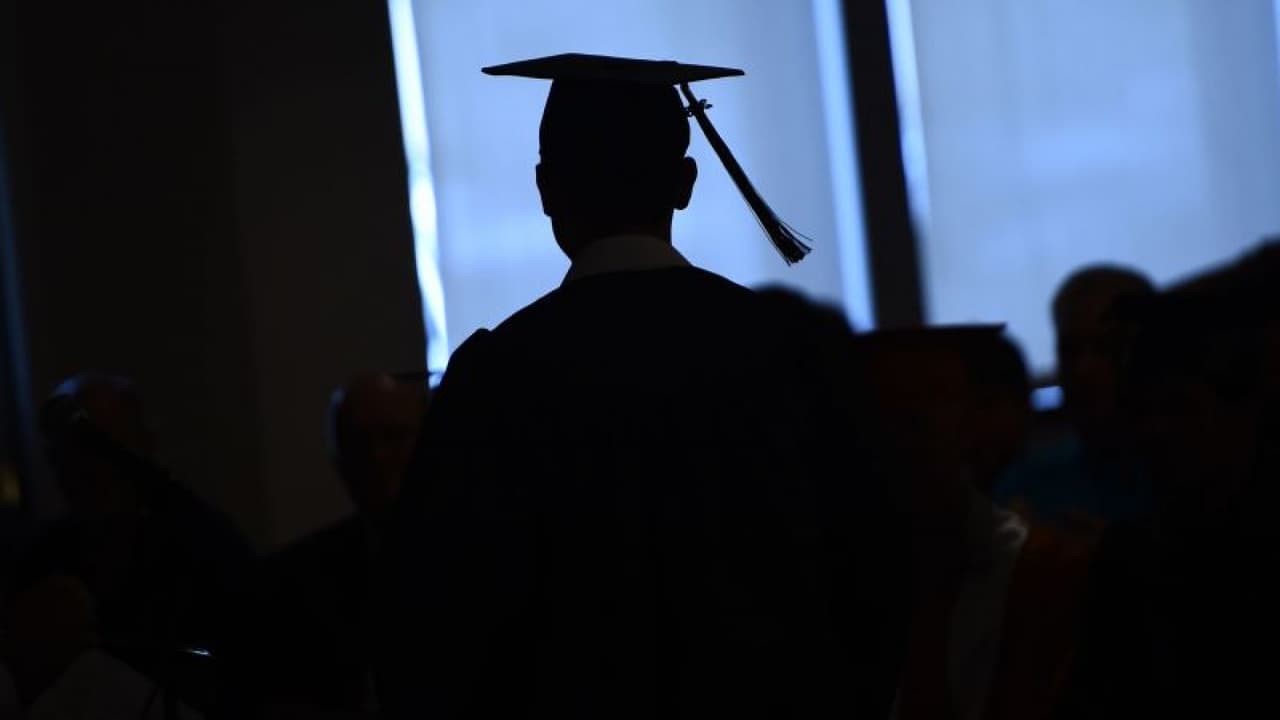 Deudas estudiantiles, una carga que deben llevar a cuestas miles de jóvenes que se gradúan de la universidad