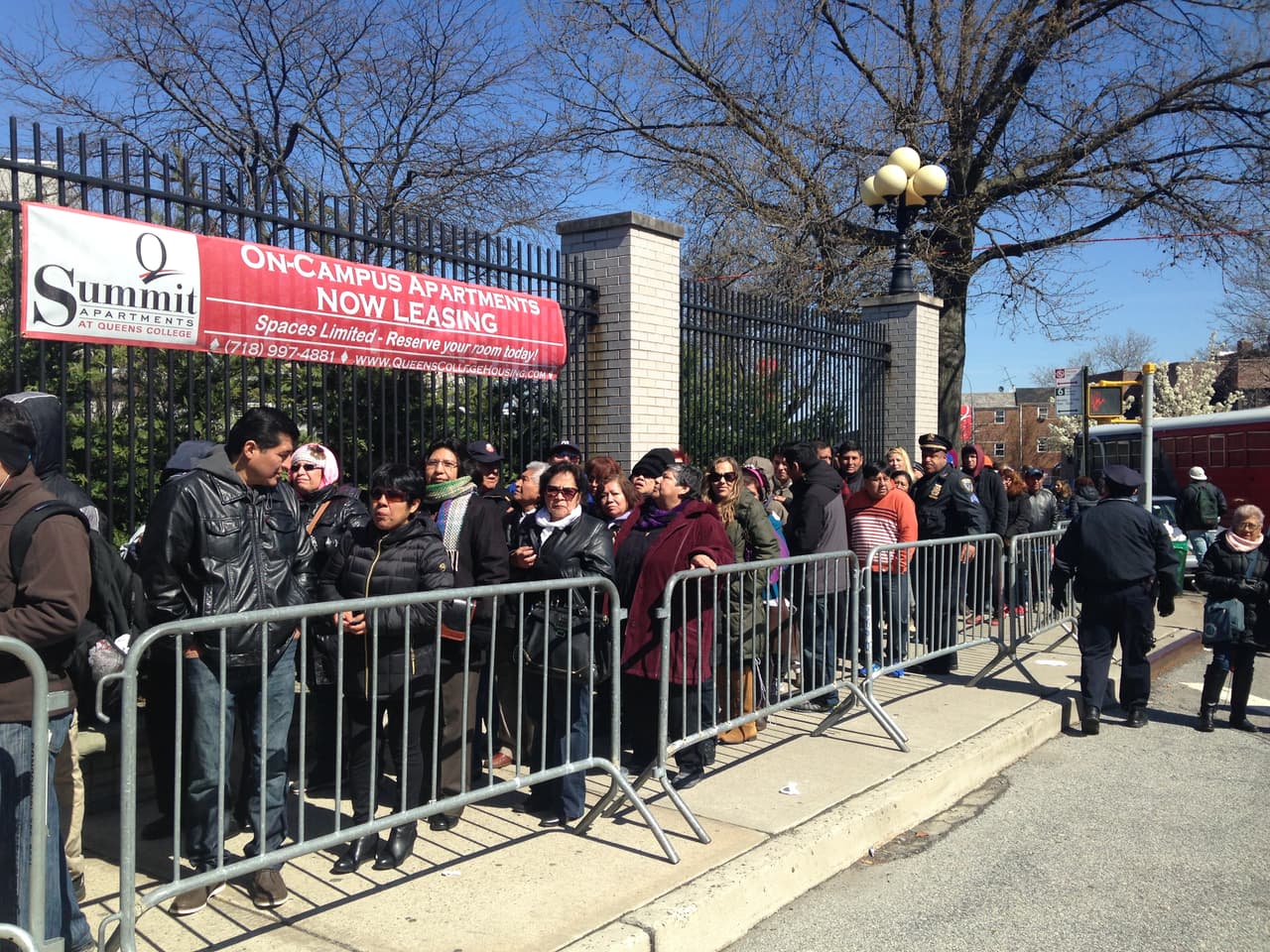 Largas filas de votantes en Queens College.