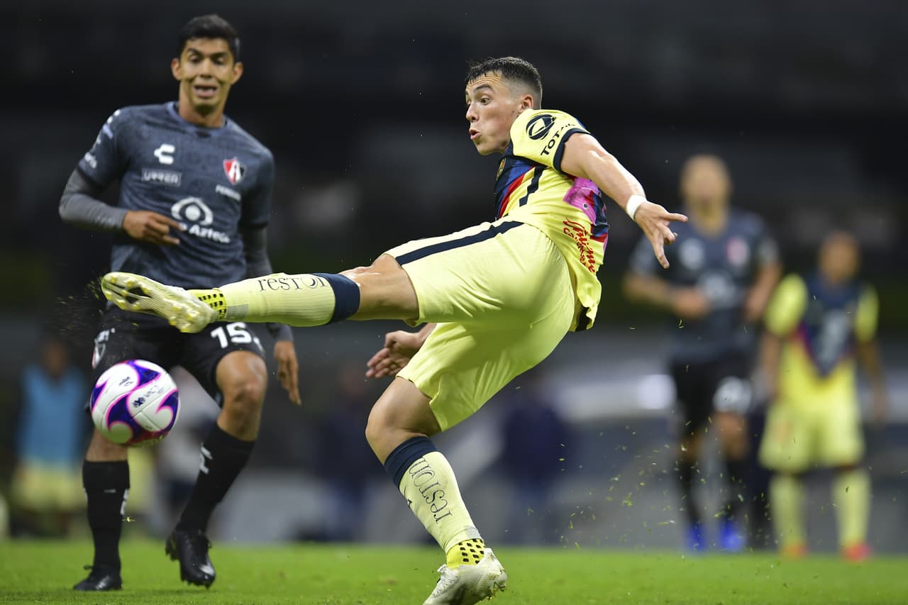 Viñas robaba un balón hacia los 64’, pero el tiro salía por encima del arco.