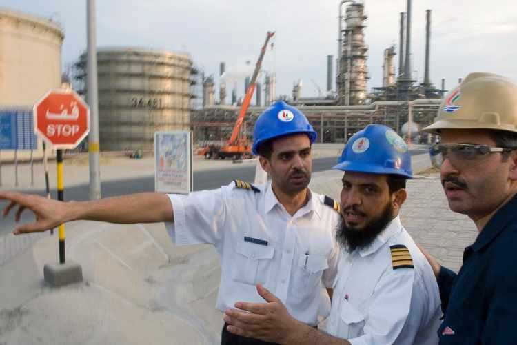 15.- Entre las 20 compañías del estudio del 
<i><a href="http://climateaccountability.org/pdf/CAI%20PressRelease%20Top20%20Oct19.pdf">Climate Accountability Institute</a></i>, ocho de ellas son empresas privadas y 12 son propiedad de los Estados. Kuwait Petroleum Corp, es responsable del 1% de las emisiones mundiales emitiendo 13,479 toneladas equivalentes de dióxido de carbono. 
<br>