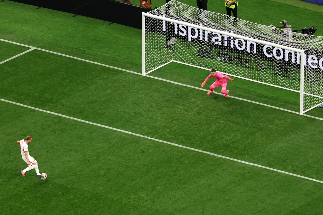 El portero de Croacia, Dominik Livakovic (1), se adelanta de su línea mientras Harry Kane (9), de Inglaterra, ejecuta un penal que debió repetirse durante el partido de fútbol del Grupo L de la Copa del Mundo entre Inglaterra.