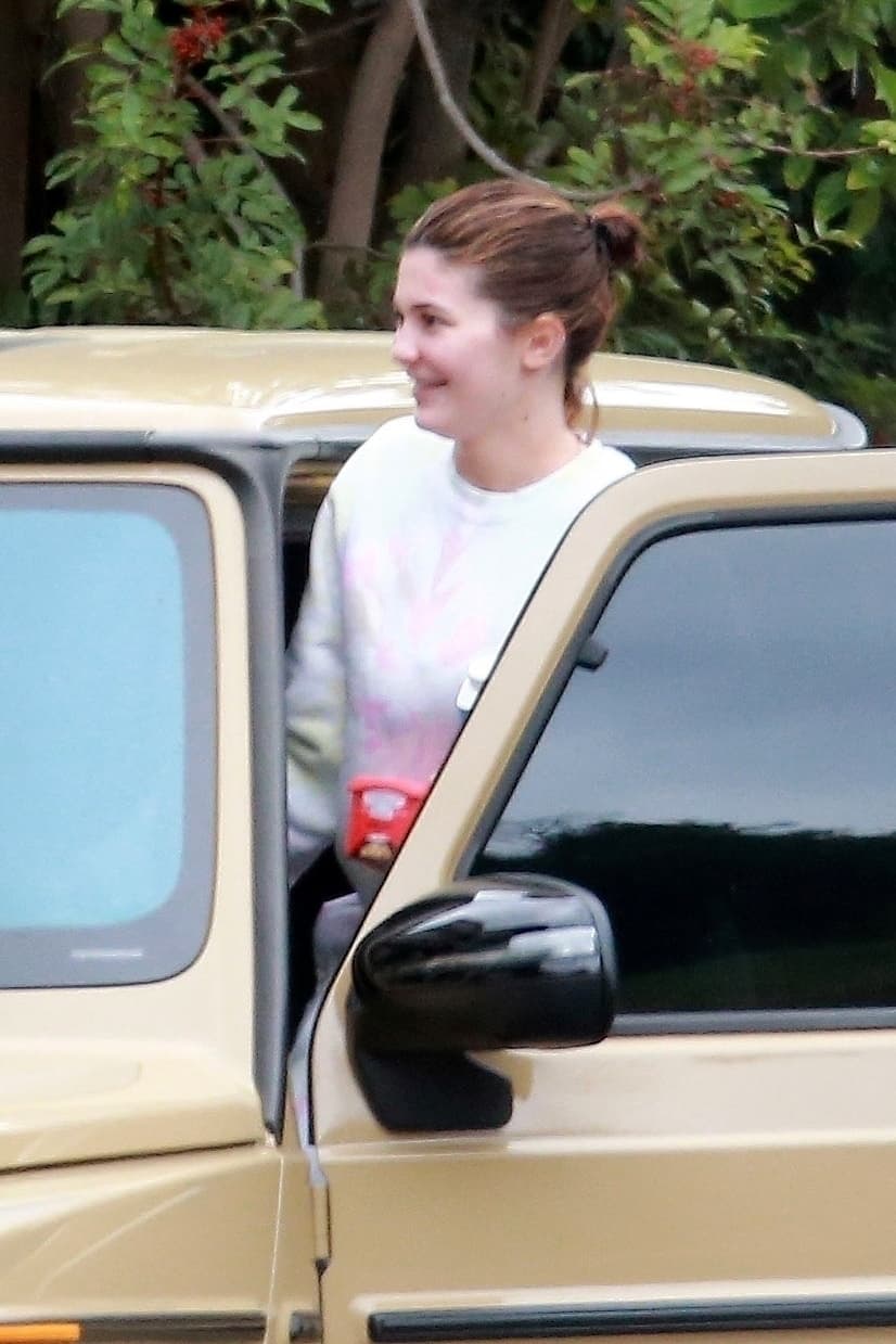 Los paparazzi se mostraron sorprendidos por ver a Jenner fuera de su casa, pues fue una de las famosas que invitaron a sus seguidores a mantener el aislamiento social para aplanar la curva de contagios del virus.