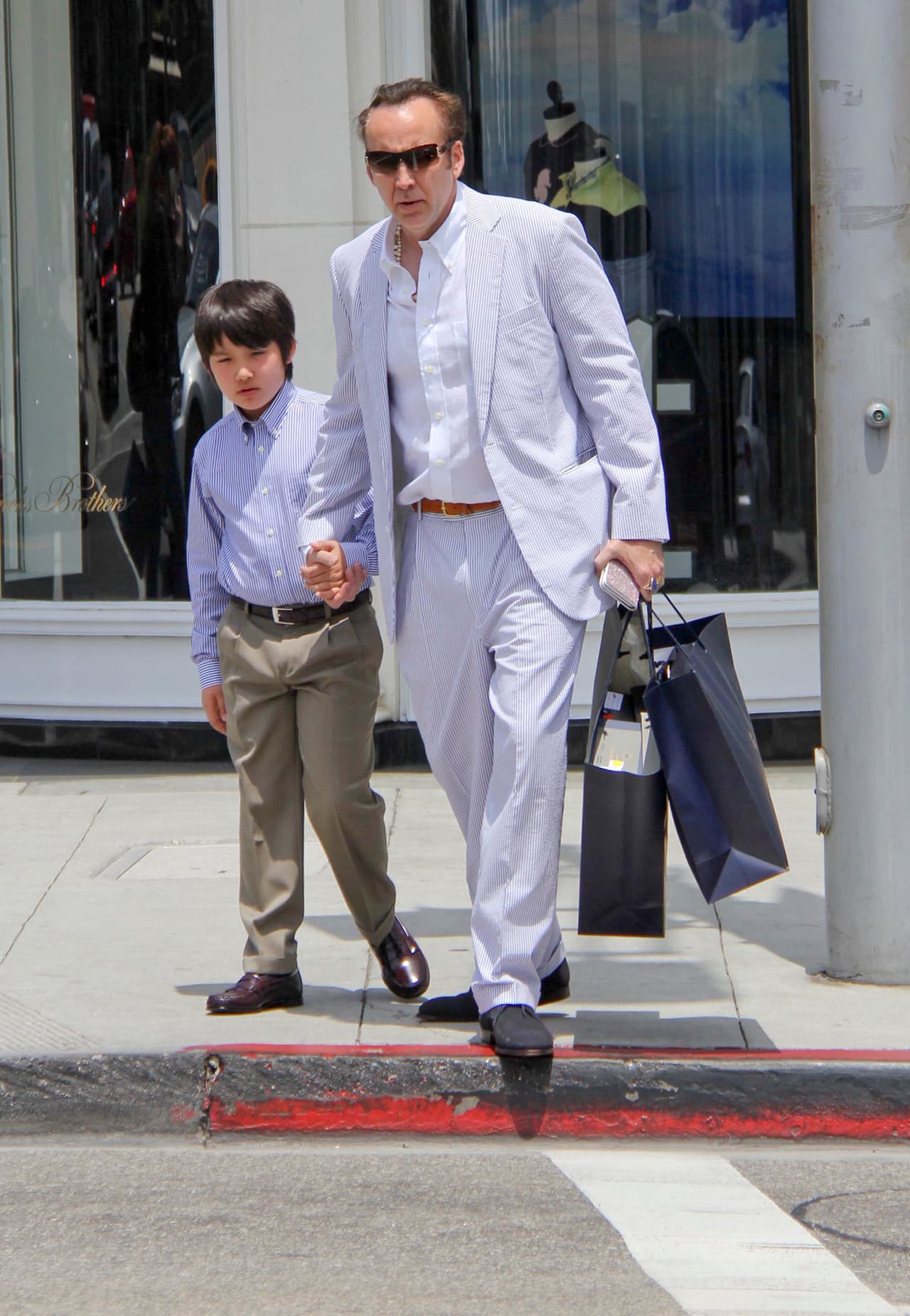 La estrella de ‘Leaving Las Vegas’ salió muy bien vestido.