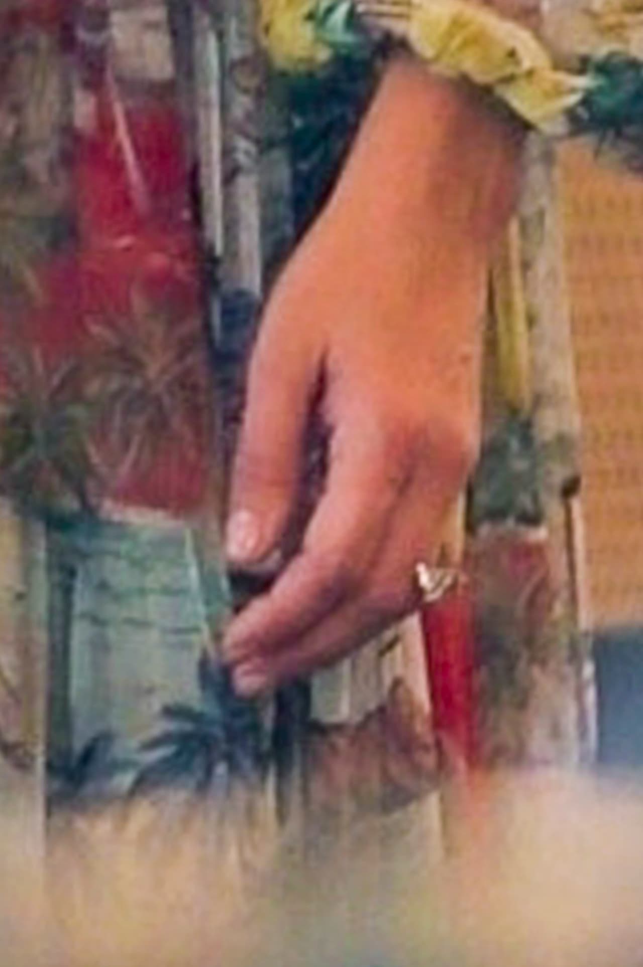 De acuerdo con Page Six, el que presumió en abril pasado cuando anunció que se casaría con el actor, es una joya de 8.5 quilates y
<b><a href="https://www.univision.com/famosos/jlo-anillo-de-compromiso-ben-affleck" target="_blank"> ha sido valorado entre los 5 y 10 millones de dólares. </a></b>
<br>