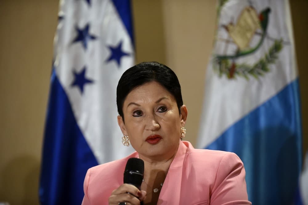 "Es gracias a los esfuerzos de gente como Thelma Aldana que la batalla contra la impunidad se está llevando con nueva intensidad" escribe TIME para presentar a esta agobada guatemalteca. Su trabajo hizo que cayeran algunas de las personalidades más importantes del país, como el presidente Otto Pérez Molina.