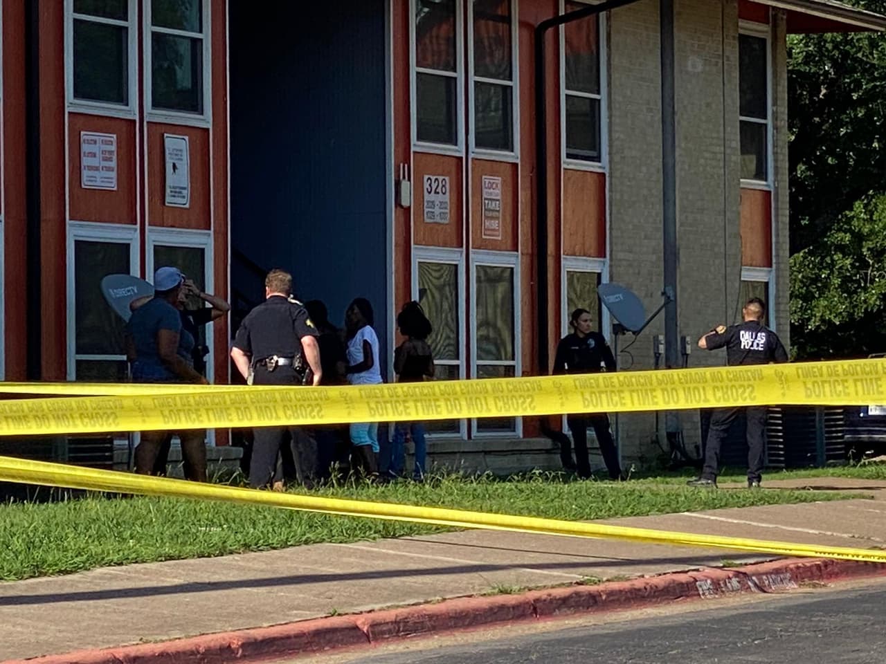 Las autoridades acudieron alrededor de las 4:45 pm a la cuadra 300 de North Jim Miller Road, en donde según la policía, dos grupos de personas habrían estado involucrados en un disturbio.
<br>