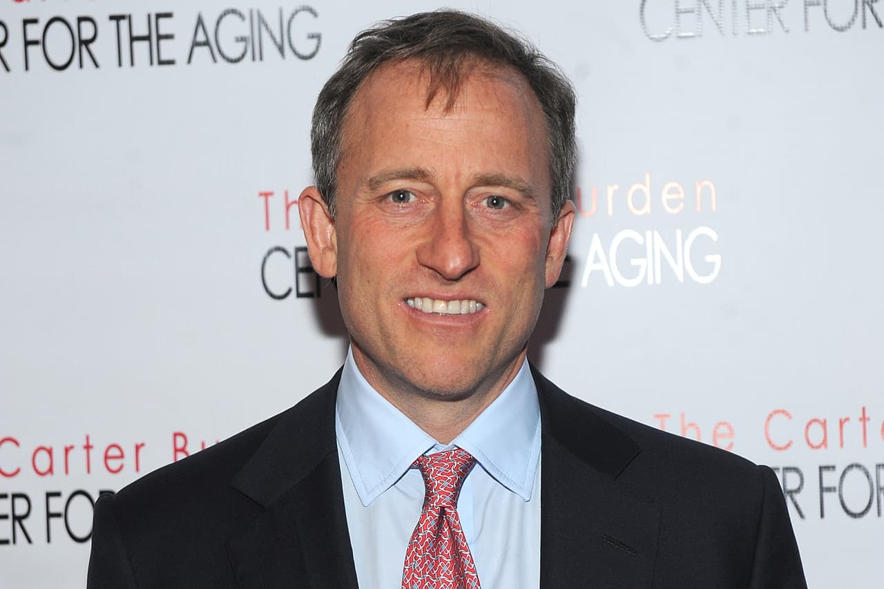 <b>Joshua Harris</b>, cofundador de Apollo Global Management y propietario de múltiples equipos deportivos profesionales. Su fortuna aumentó $1,720 millones entre enero y abril y su patrimonio neto total es de 5,920 millones de dólares. Entre el 18 de marzo y el 10 de abril más de 22 millones de personas pidieron ayuda de desempleo, en esa mismo periódo de tiempo la riqueza de los multimillonarios aumentó casi el 10%, según el mismo estudio.
<br>