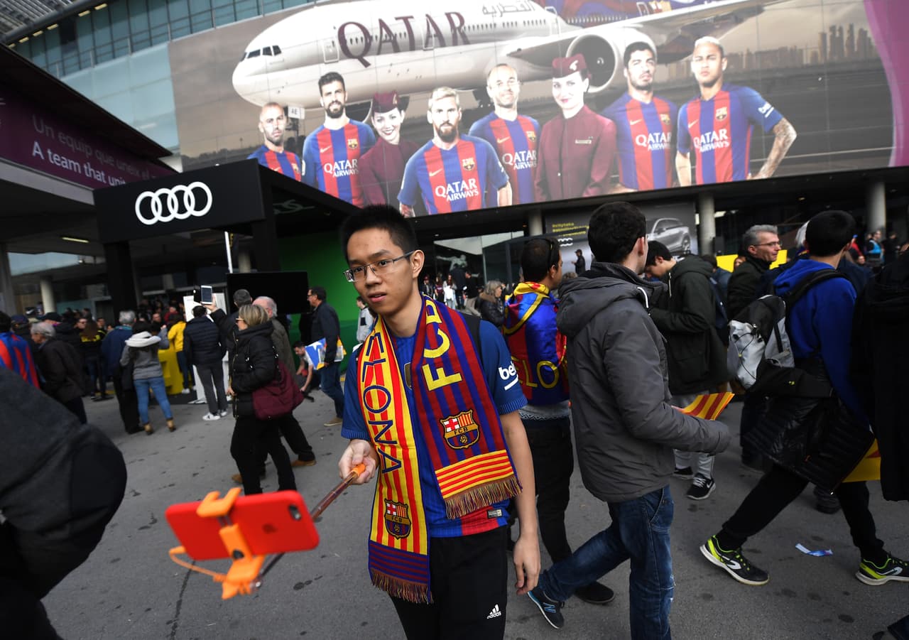 Todos buscaron su mejor ángulo para guardar un registro fotográfico de su presencia en este clásico disputado en Barcelona.