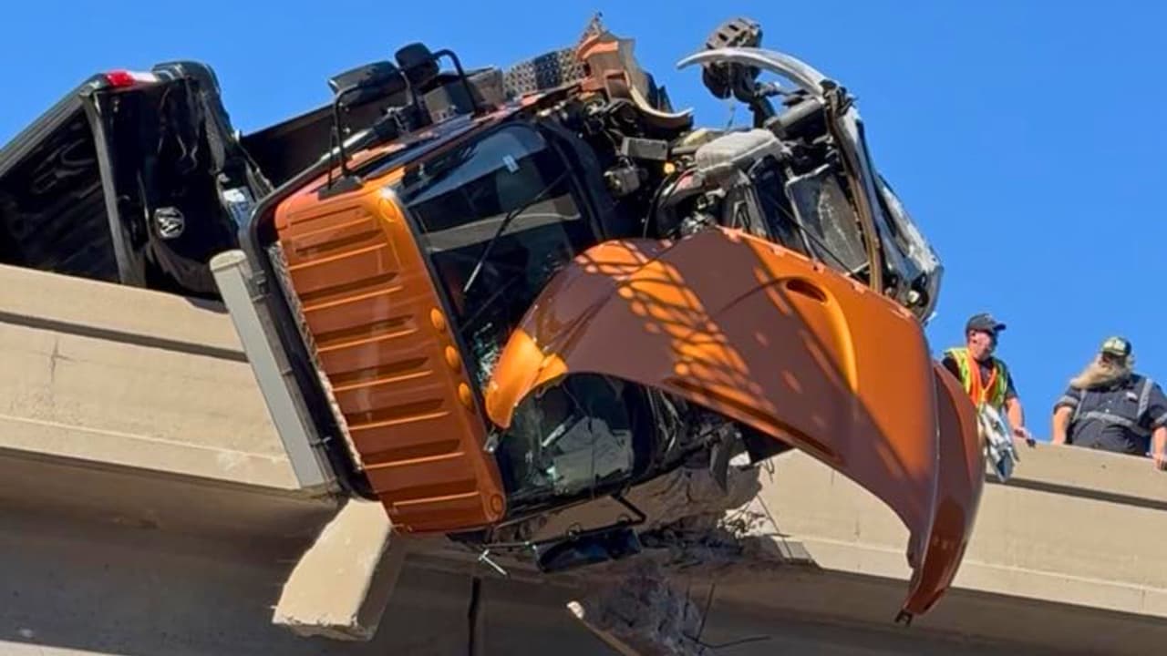 <h3 class="cms-H3-H3">Tráfico detenido, pero alivio general</h3> Por varias horas, 
<b>todos los carriles al sur y dos al norte de la autopista quedaron cerrados</b>, según North Texas Tollway Authority (NTTA). Los conductores atrapados en el tráfico miraban el cielo: 
<b>ahí arriba, colgando de un barandal doblado, se libraba una batalla entre la gravedad y la esperanza</b>. La autopista fue reabierta lentamente, los autos avanzaron.