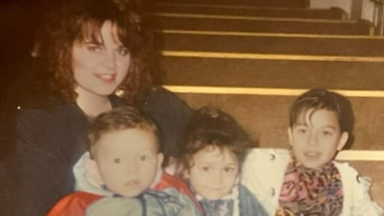 Chiquis Rivera compartió junto a la carta una foto jamás antes vista de su familia