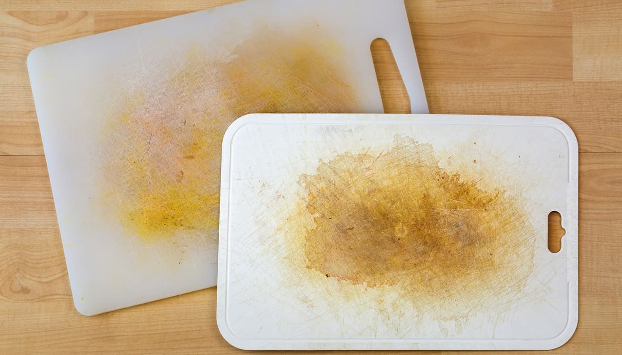 Truque diferente com água sanitária é perfeito para limpar tábua de corte sem esforço algum