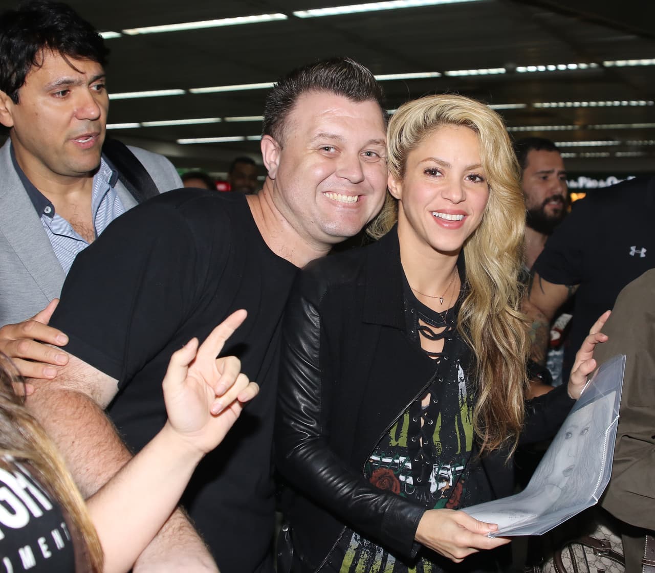 Grandes y chicos, señores y jovencitas, todos querían acercarse a Shaki.