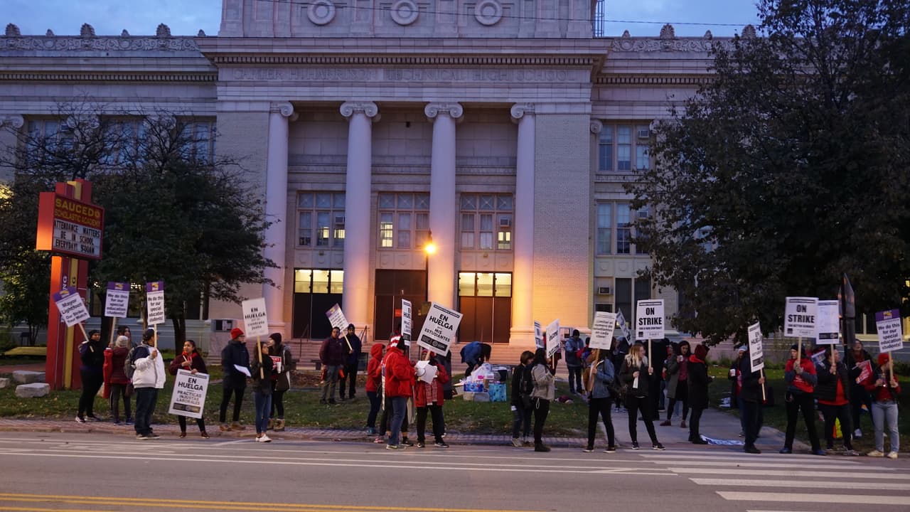 Alrededor de las 6:30 de la mañana, afuera de las escuelas María Saucedo, John Spry y Telpochcalli, maestros y personal de apoyo de CPS comenzaron a reunirse para manifestar y a gritar consignas de huelga.