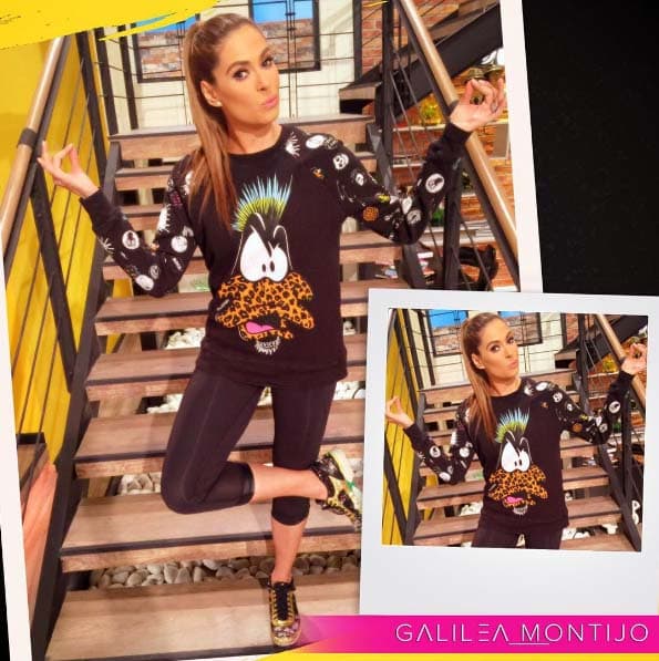 Para un look más casual, Galilea optó por usar sus fabulosos tenis y un suéter calientito.
