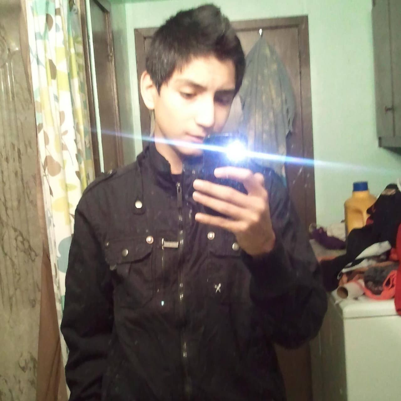 Joven violó a chica moribunda por sobredosis y publicó fotos en las redes de ella como coartada, según la policía