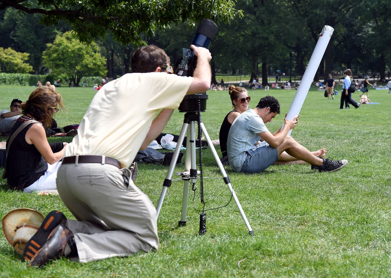 <b>El telescopio</b>: cientos de personas se reunieron en el Central Park de Nueva York y admiraron a detalle el eclipse con la ayuda de un telescopio.