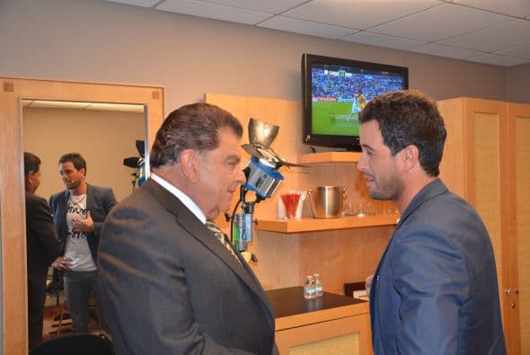 Y qué decir de las conversaciones con los artistas invitados. Don Francisco siempre los saluda y sostiene charlas personales. Buena parte de sus invitados tienen un lazo de amistad con el titular de Sábado Gigante.