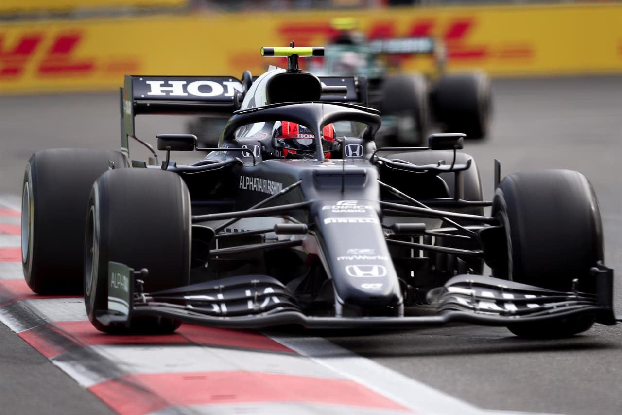 Tras una carrera muy dramática en el Gran Premio de Baku, el mexicano Sergio 'Checo' Pérez se lleva la carrera en la Formula 1 y consigue su segundo podio en su carrera. El piloto de Red Bull comparte el podio con Sebastian Vettel y Pierre Gasly. Max Verstappen abanonó la carrera tras ser puntero por una llanta reventada y Hamilton abandonó la carrera.