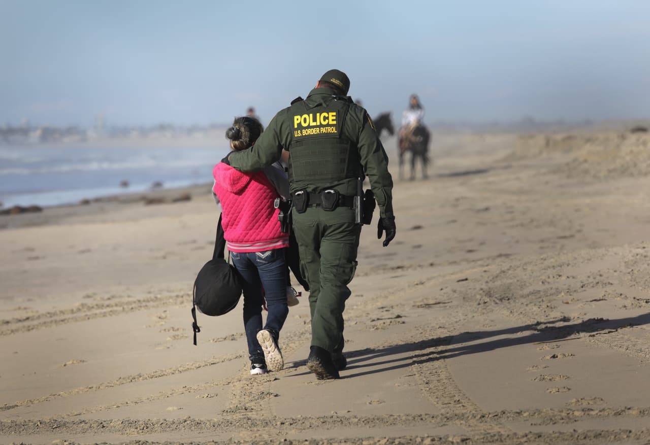 Luego de saltar la valla, los migrantes son arrestados inmediatamente.
<a href="https://www.univision.com/noticias/inmigracion/aguantar-o-volver-las-condiciones-infrahumanas-que-soportan-los-migrantes-en-el-refugio-colapsado-de-tijuana-fotos-fotos">Sólo en el refugio de la Unidad Deportiva Benito Juárez de Tijuana había más de 6,000 personas hacinadas</a> antes que las autoridades decidieron abrir otro albergue de emergencia.