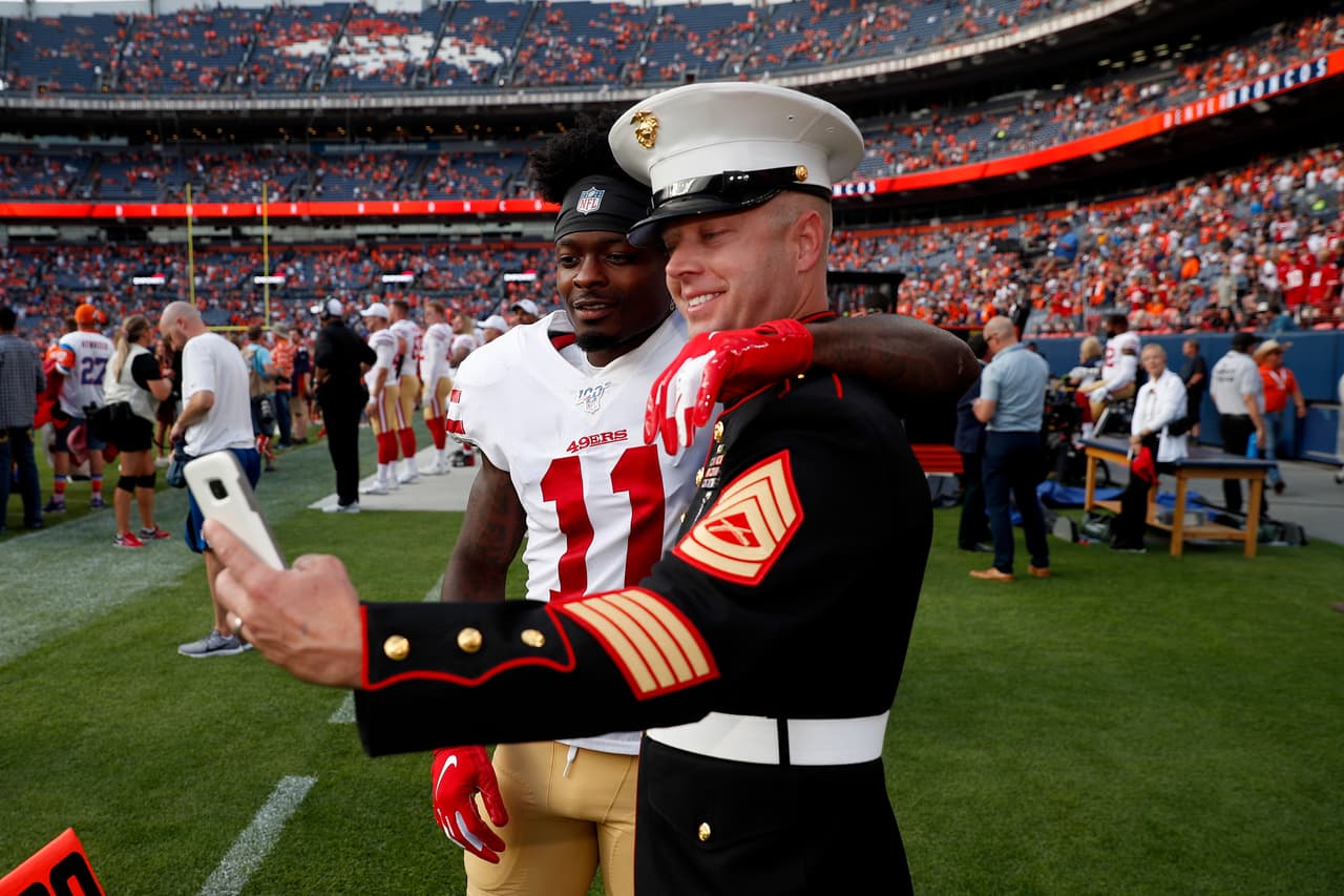 Marquise Goodwin receptor de los 49ers con un Marino de los Estados Unidos.