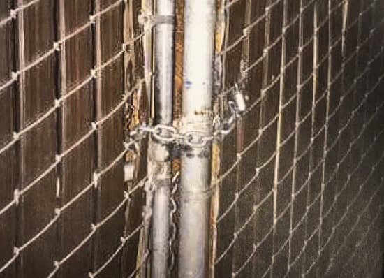 Los fiscales presentaron ante el jurado esta fotografía en la que se observa la cadena y el candado con los que el empresario encerraba a los albañiles.