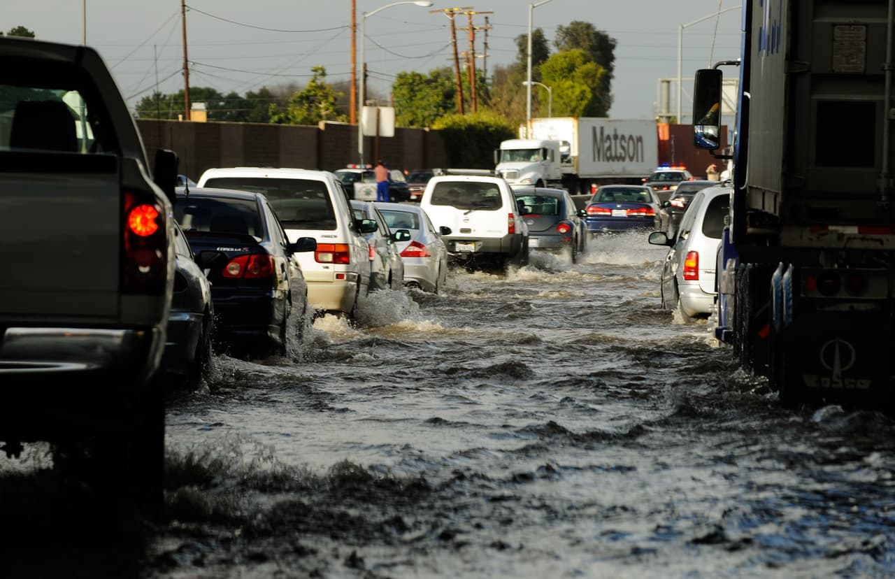 Una tormenta en enero de 2010 inundó las carreteras del sur de California. Estas imágenes corresponden a la autopista 710 de Long Beach.