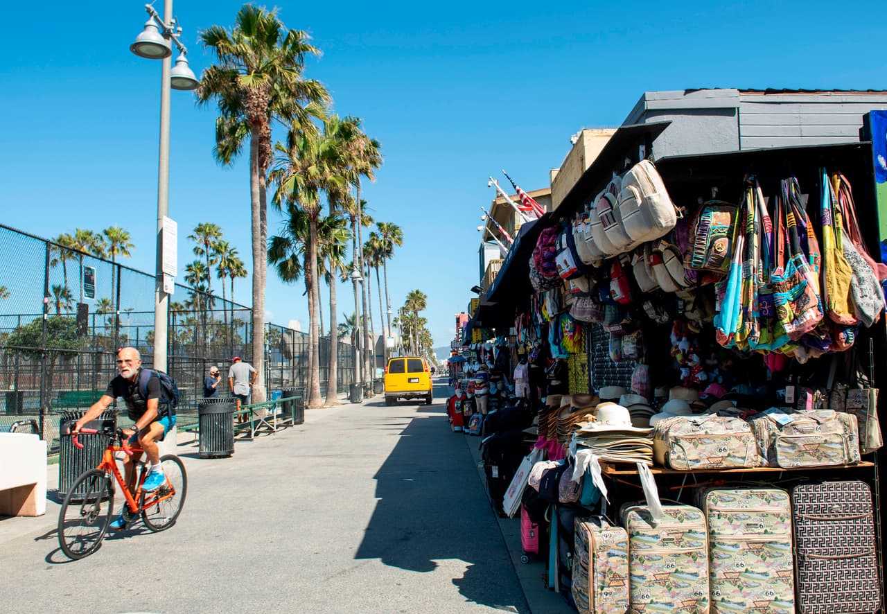 Bárbara Ferrer, directora de salud pública del condado dijo que “
<b>a medida que continuemos reabriendo más lugares y espacios en las próximas semanas, tendremos que usar las herramientas de distanciamiento físico y usar cubiertas de tela para seguir disminuyendo la propagación. </b>Todavía no tenemos una vacuna, pero nos tenemos el uno al otro. Cada uno de nosotros tiene el poder de proteger a otra persona".