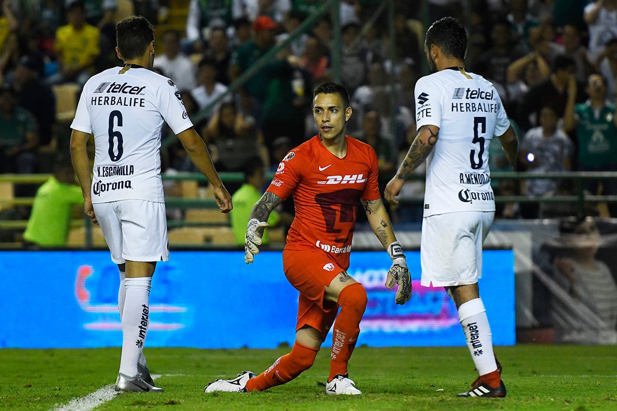 El arquero Alfredo Saldívar (centro) es felicitado por sus compañeros al salvar una clara ocasión de gol del León que hasta el final luchó por el empate.