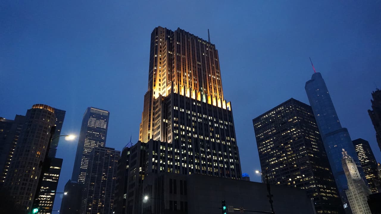 La noche del 11 de febrero y madrugada del 12, el hielo afectó la ciudad de Chicago. Alrededor de las 6 de la tarde empezó a caer nieve.